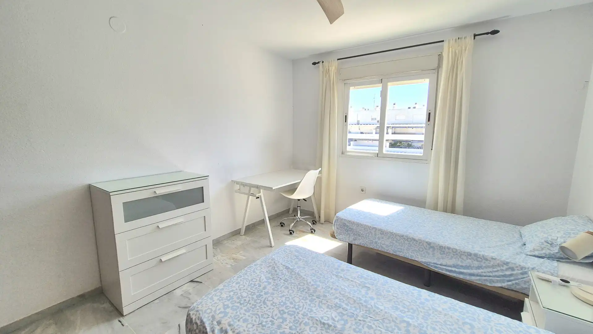 Habitación de Ático de alquiler en Marbella con Aire acondicionado, Terraza y Trastero
