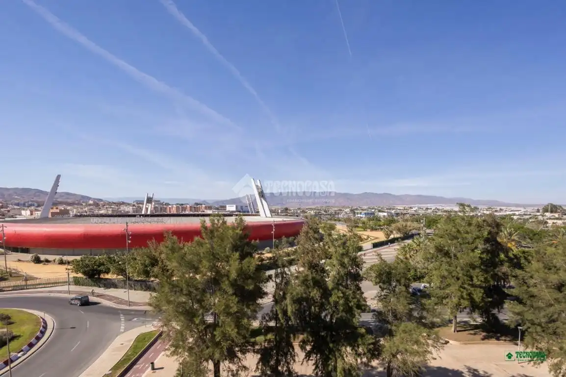 Vista exterior de Piso en venta en Almería con Terraza, Trastero y Piscina comunitaria