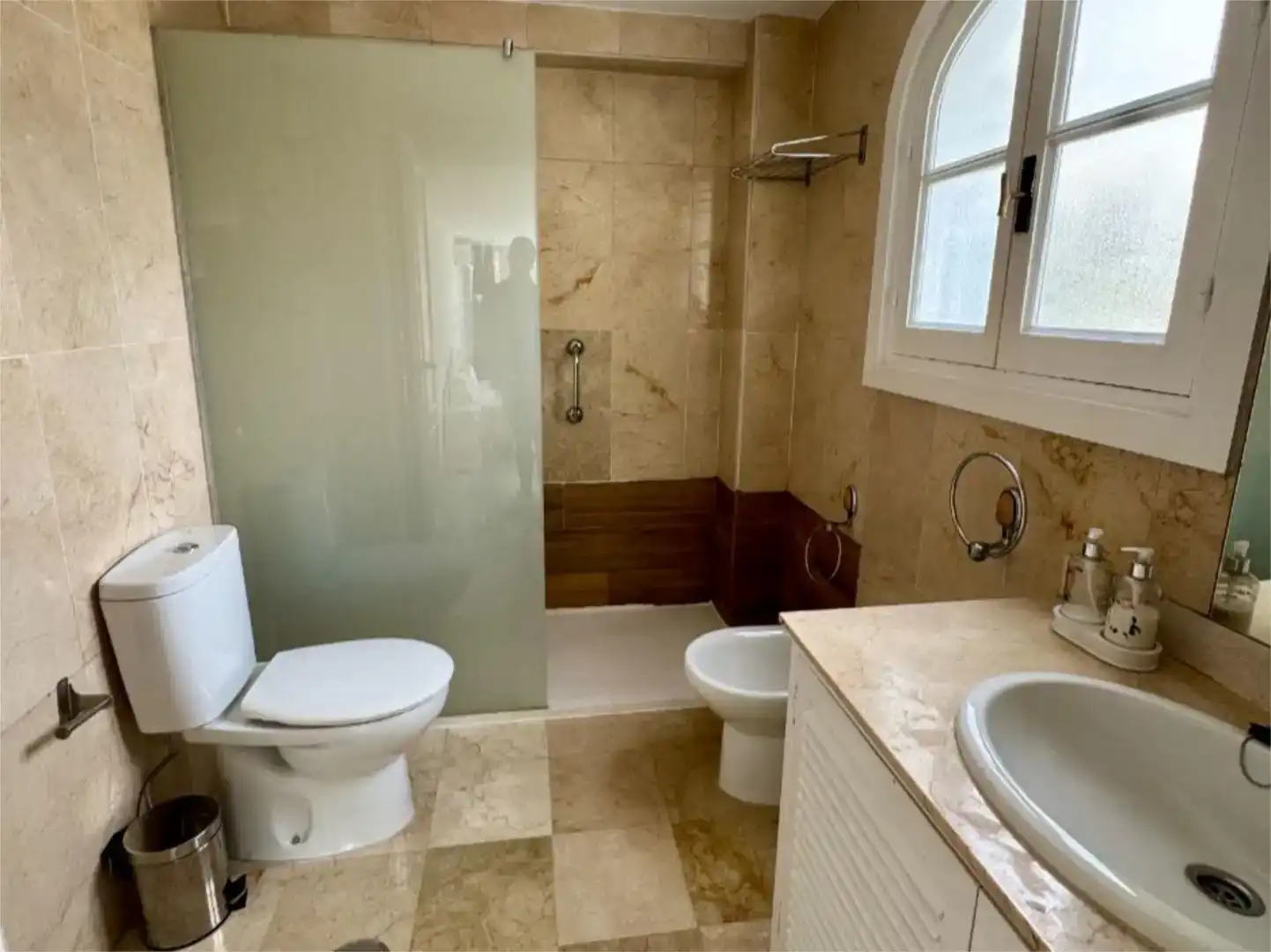 Bany de Apartament de lloguer en Marbella amb Aire condicionat, Piscina i Balcó