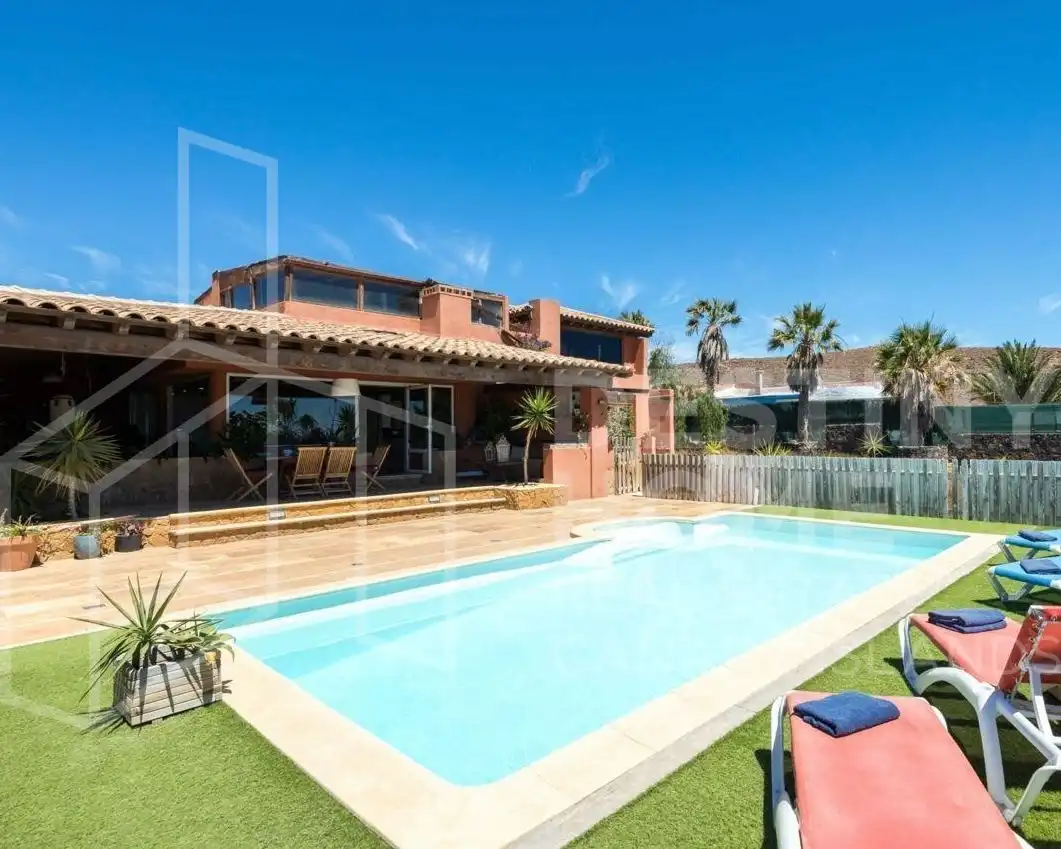 Vista exterior de Casa o xalet en venda en La Oliva amb Jardí privat, Traster i Piscina