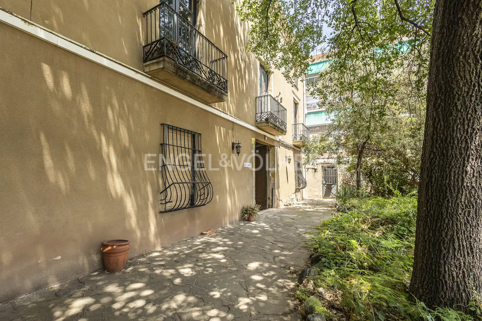 Vista exterior de Edificio en venta en Sant Joan Despí