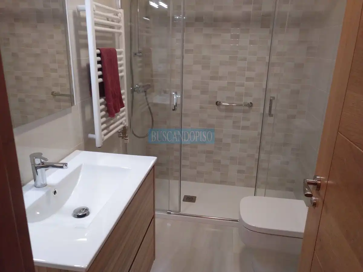 Baño de Estudio de alquiler en  Logroño con Aire acondicionado, Calefacción y Parquet