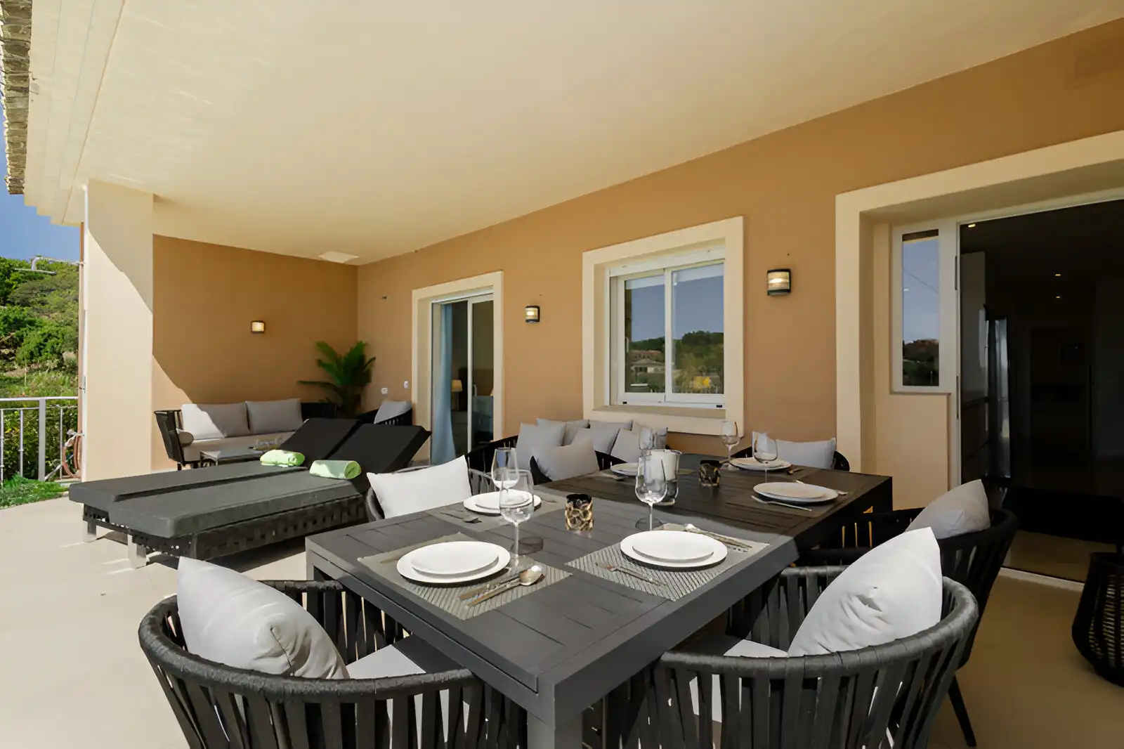 Terrasse von Erdgeschoss zum Verkauf in Marbella mit Klimaanlage, Privatgarten und Terrasse