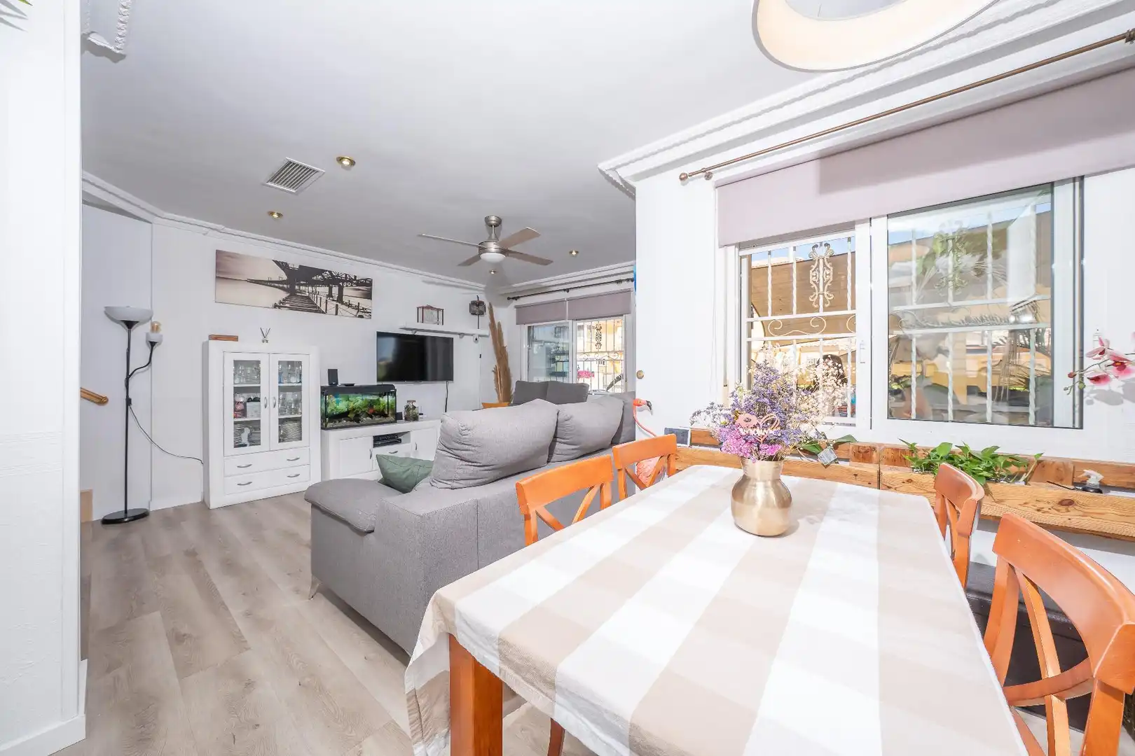 Sala d'estar de Casa adosada en venda en Torrevieja amb Piscina comunitària