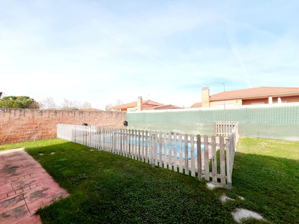 Piscina de Casa o xalet en venda en Galápagos amb Aire condicionat, Calefacció i Jardí privat