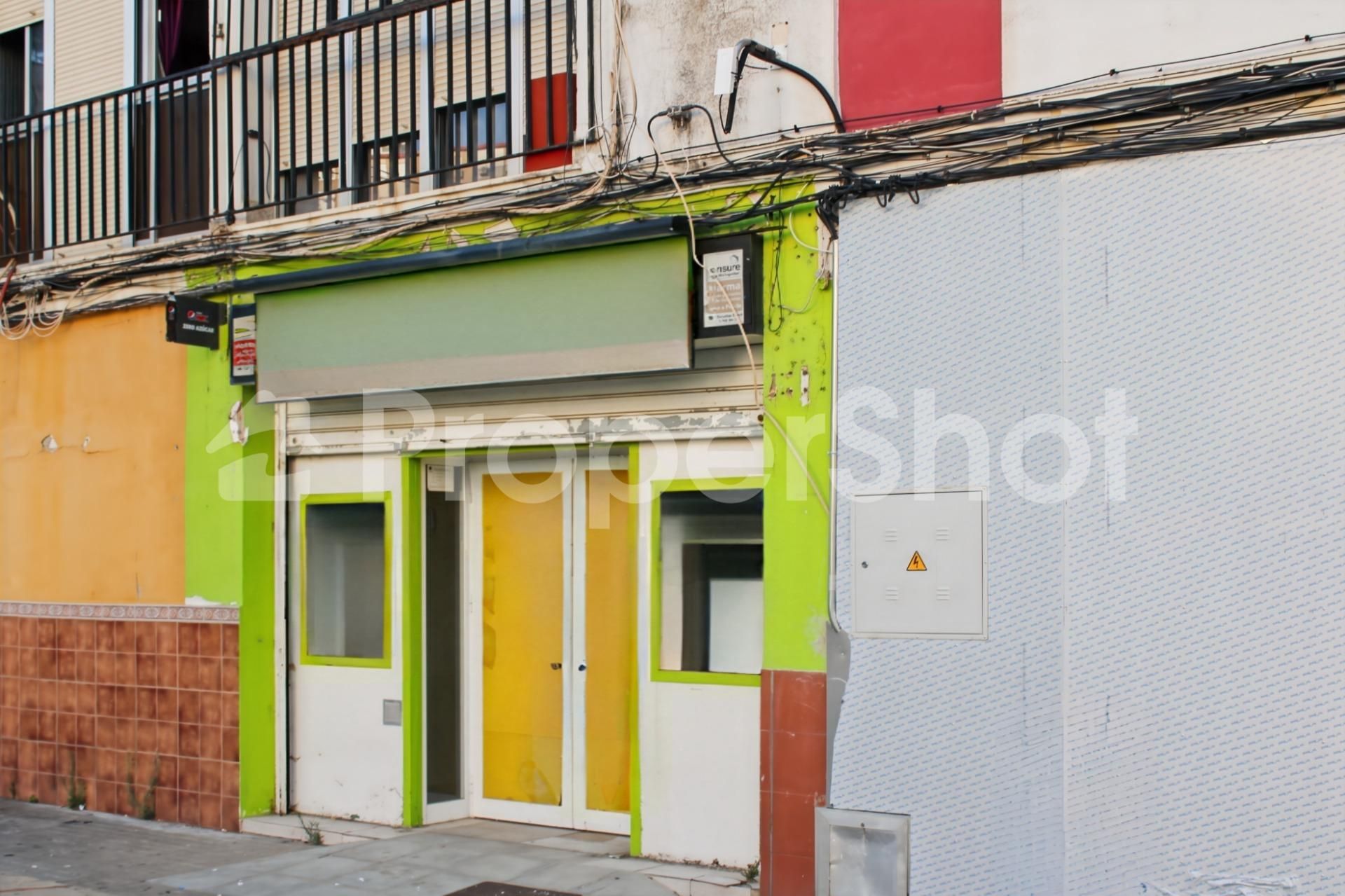 Vista exterior de Local en venda en  Huelva Capital
