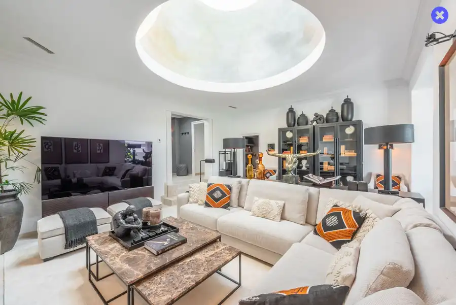 Sala d'estar de Casa adosada en venda en Marbella amb Aire condicionat, Terrassa i Moblat
