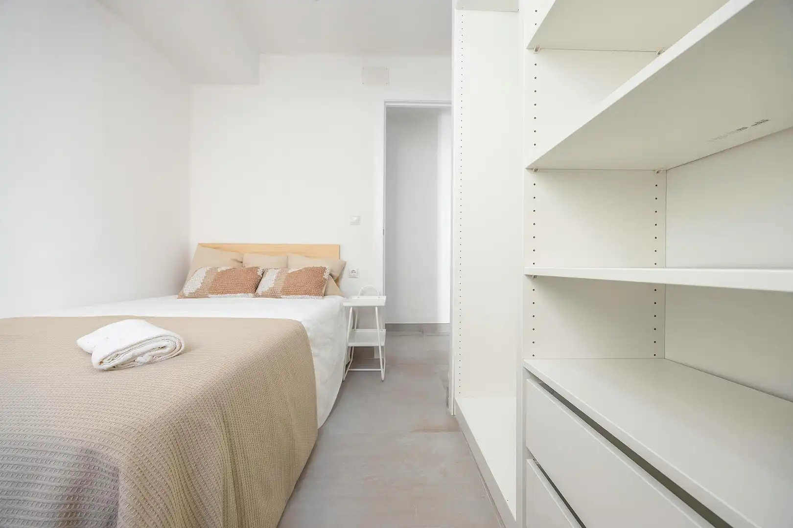 Bedroom of Flat for share in Valencia  with Washing machine and TV