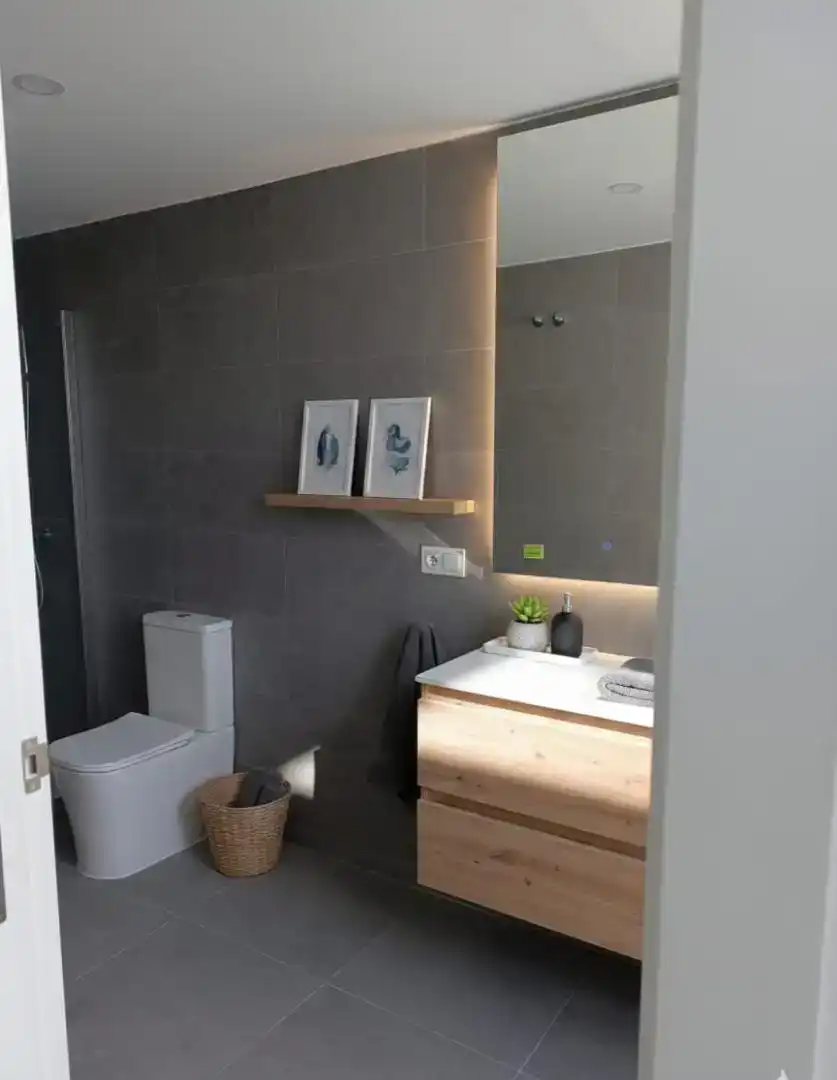 Bany de Apartament de lloguer en Almuñécar amb Aire condicionat, Parquet i Moblat