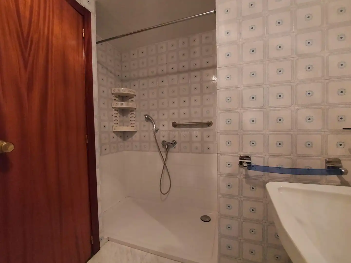 Bany de Pis en venda en  Logroño amb Calefacció, Parquet i Terrassa
