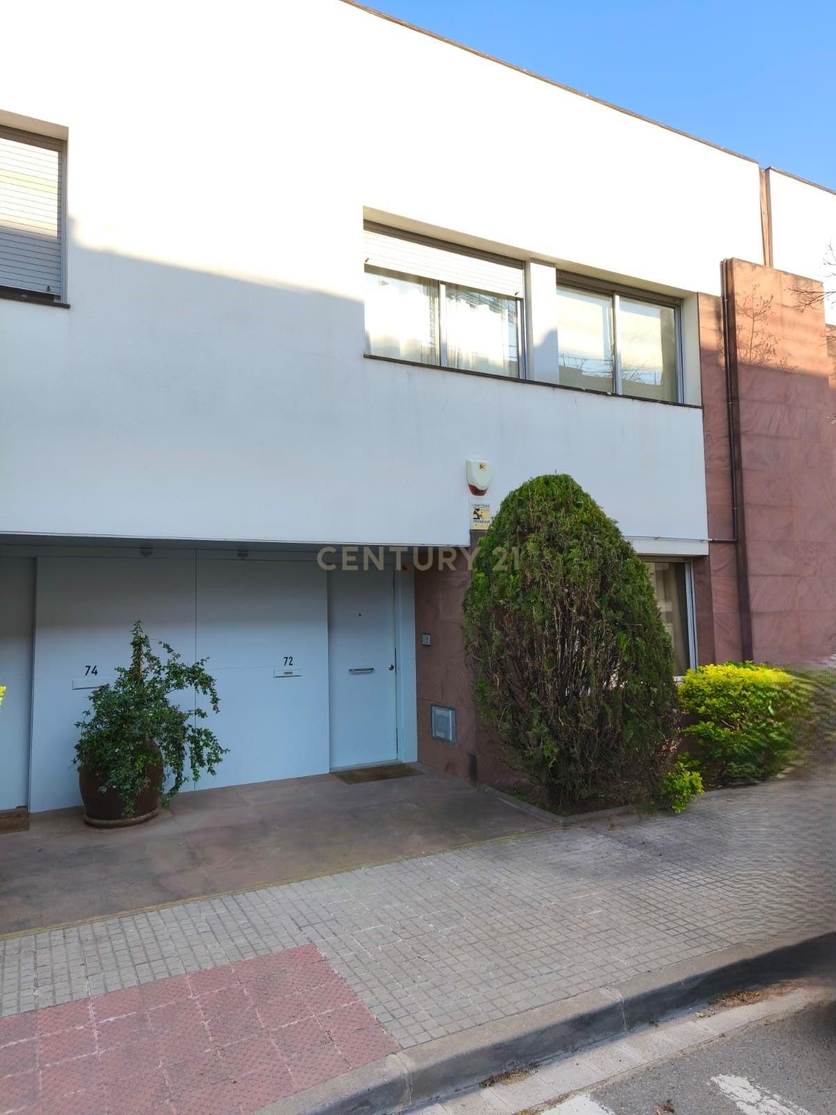 Vista exterior de Casa adosada en venda en La Garriga amb Aire condicionat, Jardí privat i Traster