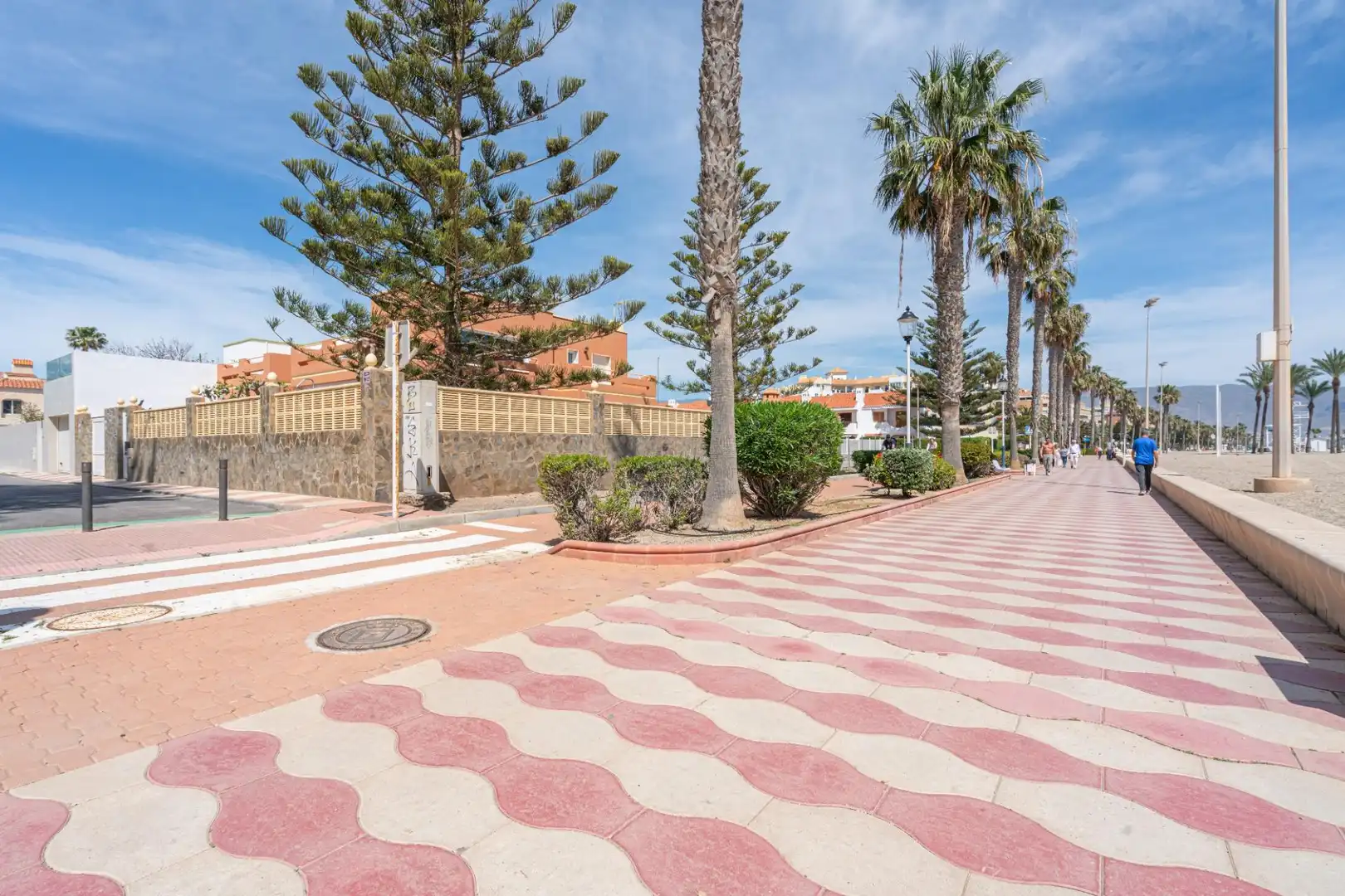 Vista exterior de Casa o xalet en venda en Roquetas de Mar amb Aire condicionat, Jardí privat i Terrassa
