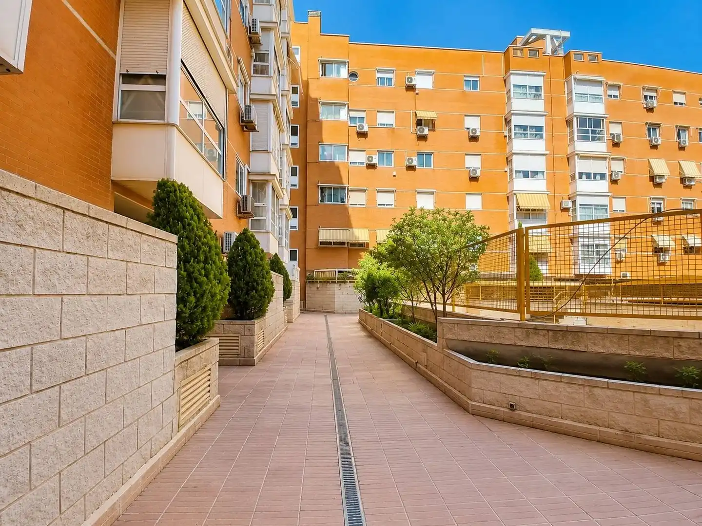 Vista exterior de Piso en venta en Madrid con Aire acondicionado, Calefacción y Jardín privado
