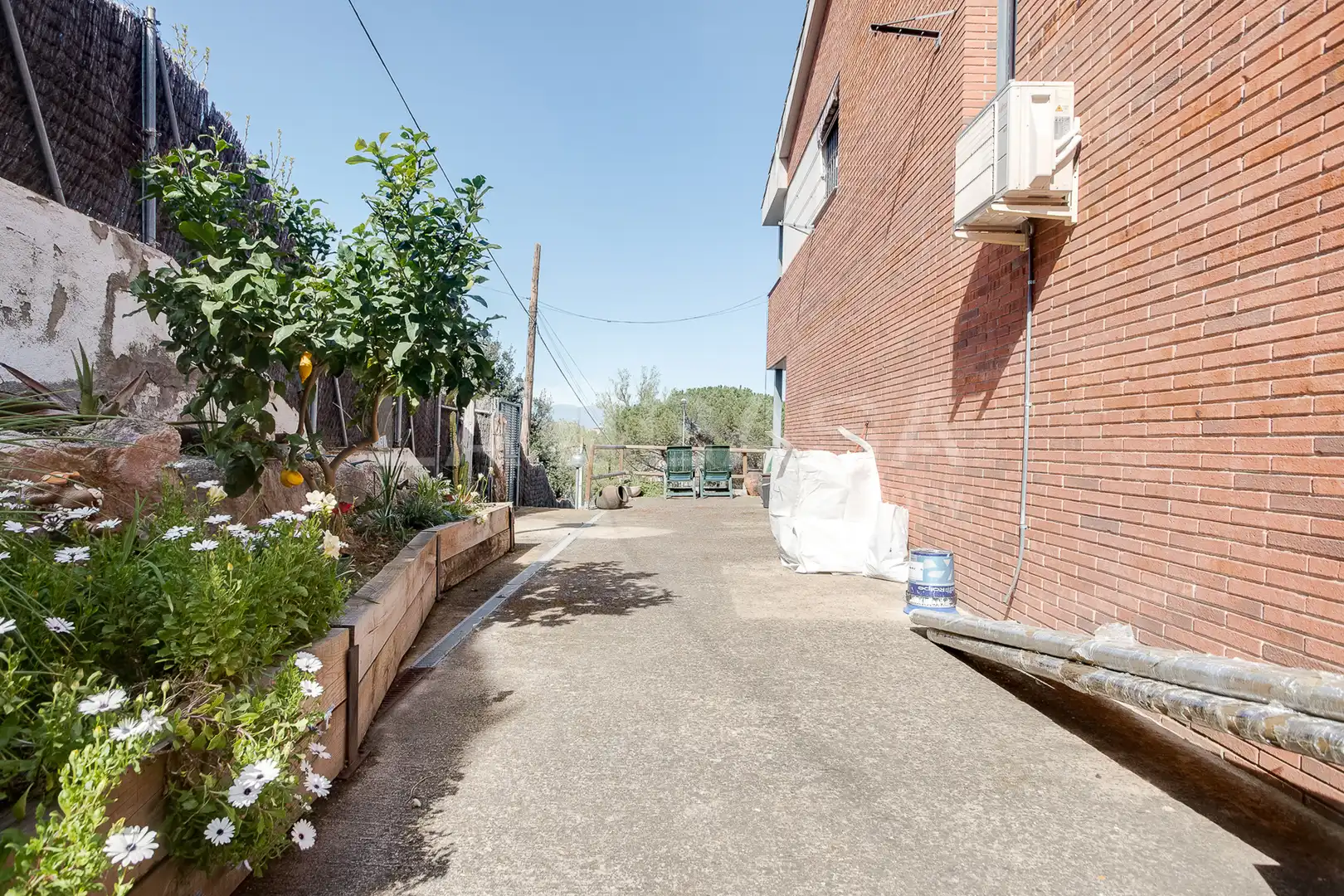Vista exterior de Casa o xalet en venda en Montornès del Vallès amb Aire condicionat, Calefacció i Jardí privat