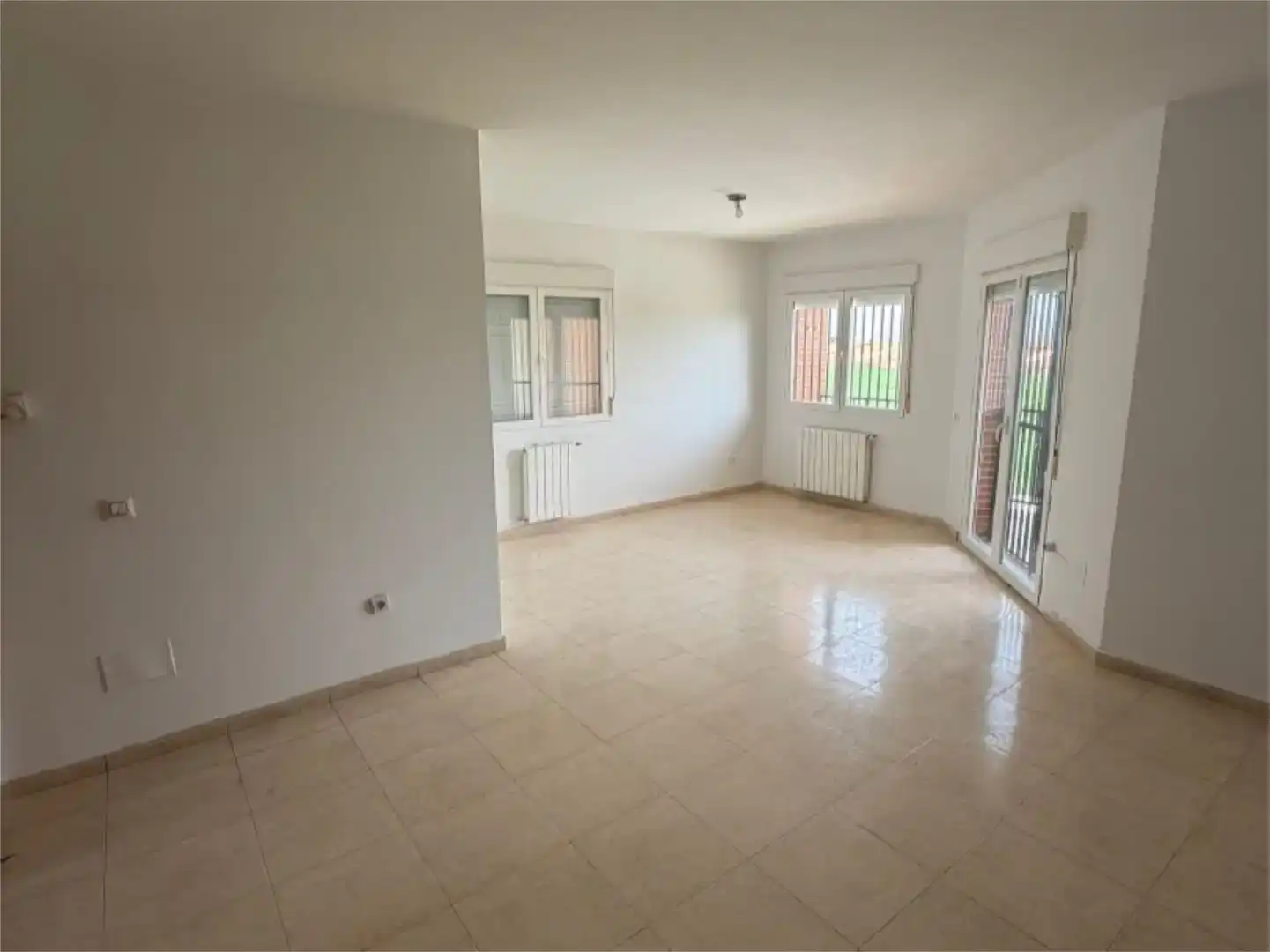 Sala d'estar de Casa o xalet en venda en Cedillo del Condado amb Piscina i Balcó