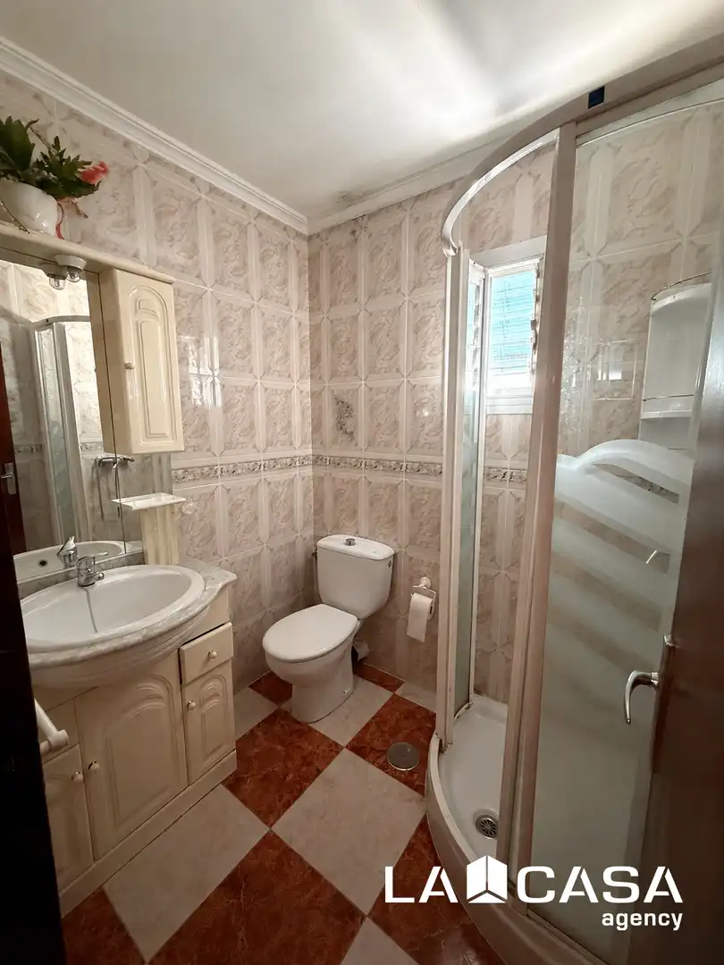 Badezimmer von Wohnung zum Verkauf in Dos Hermanas mit Klimaanlage und Terrasse