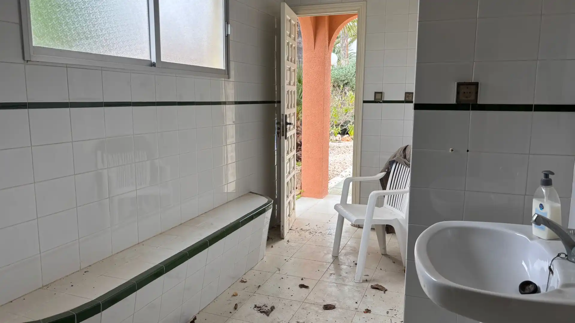 Bany de Casa o xalet en venda en Elche / Elx amb Jardí privat, Terrassa i Piscina
