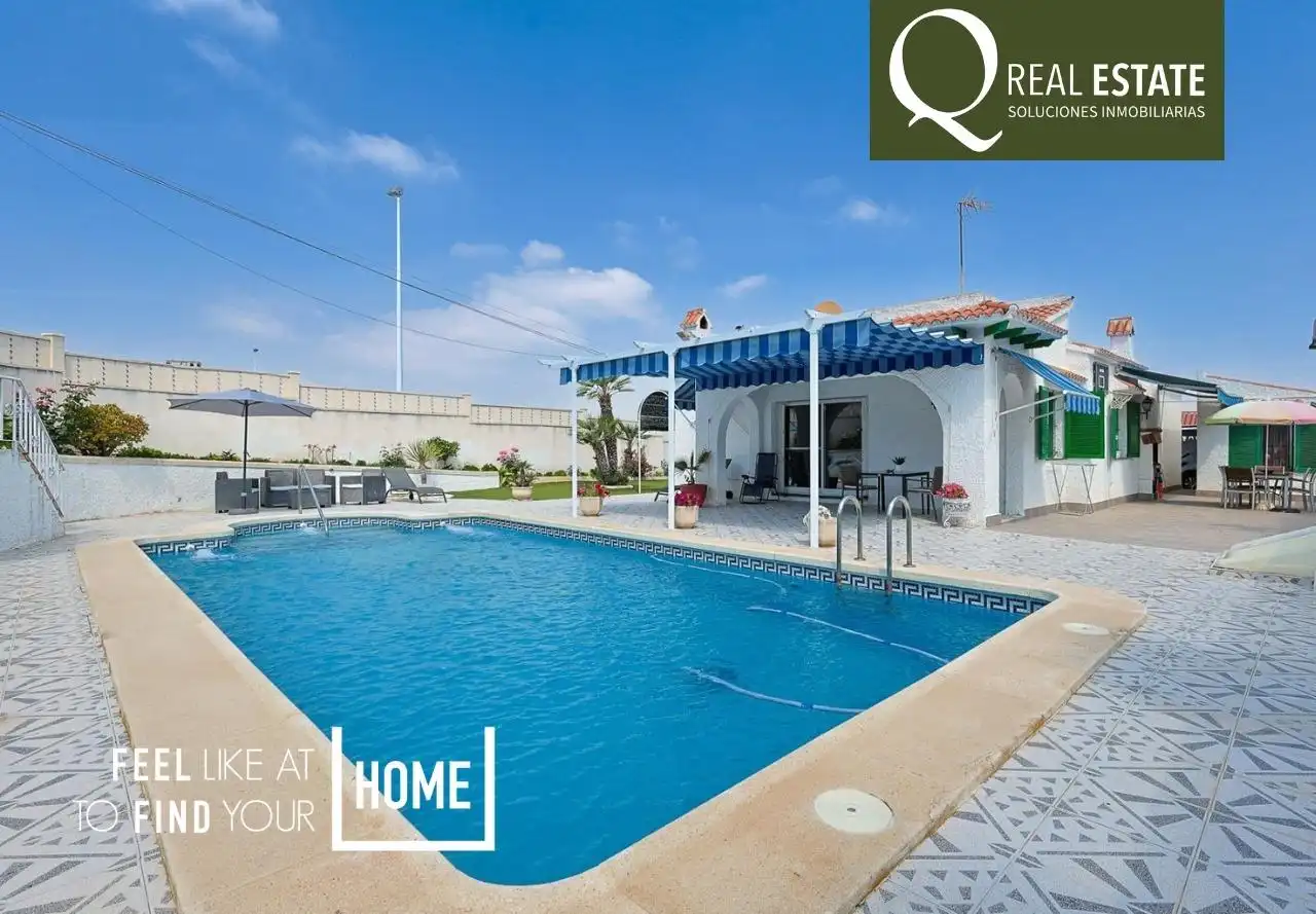 Vista exterior de Casa o xalet en venda en Elche / Elx amb Jardí privat, Terrassa i Piscina