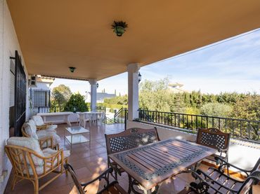 Villa mit Pool zum Verkauf in Calle Lindaraja