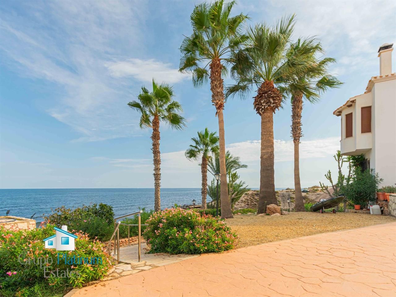 Vista exterior de Casa adosada en venda en Cuevas del Almanzora amb Piscina i Moblat