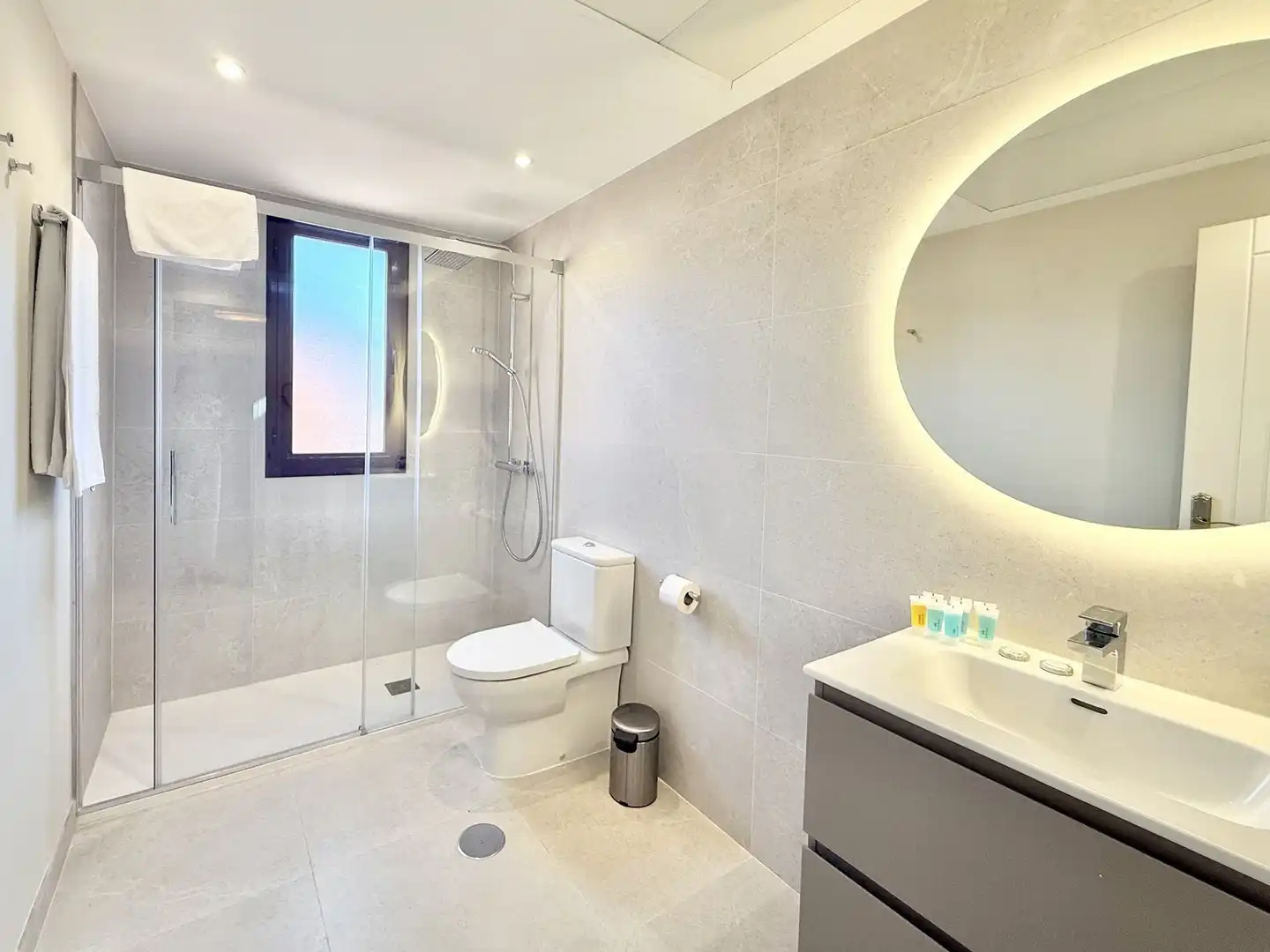 Badezimmer von Dachboden zum Verkauf in Benahavís mit Klimaanlage, Terrasse und Möbliert