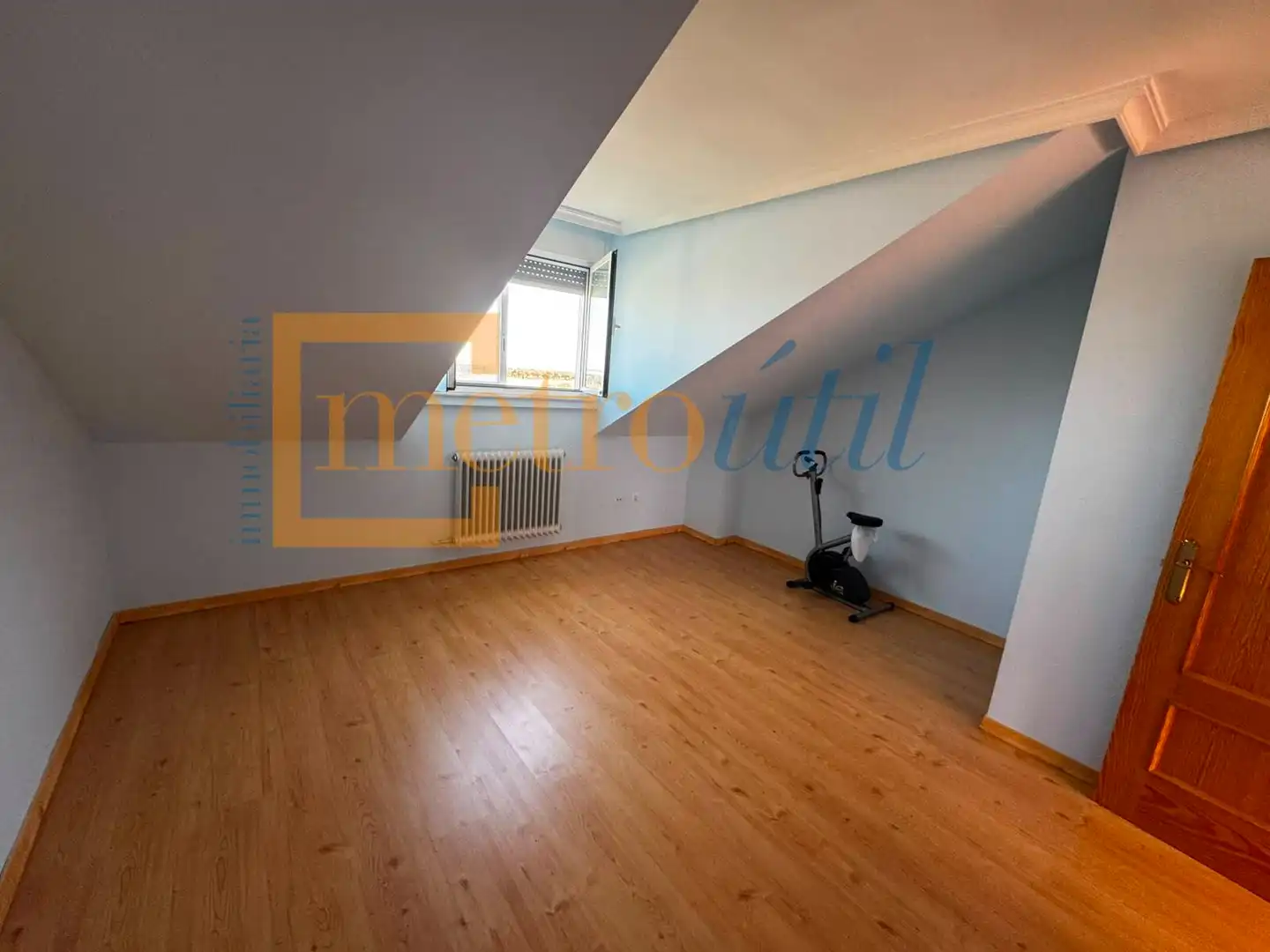 Dormitori de Casa adosada en venda en Galindo y Perahuy amb Calefacció, Jardí privat i Parquet