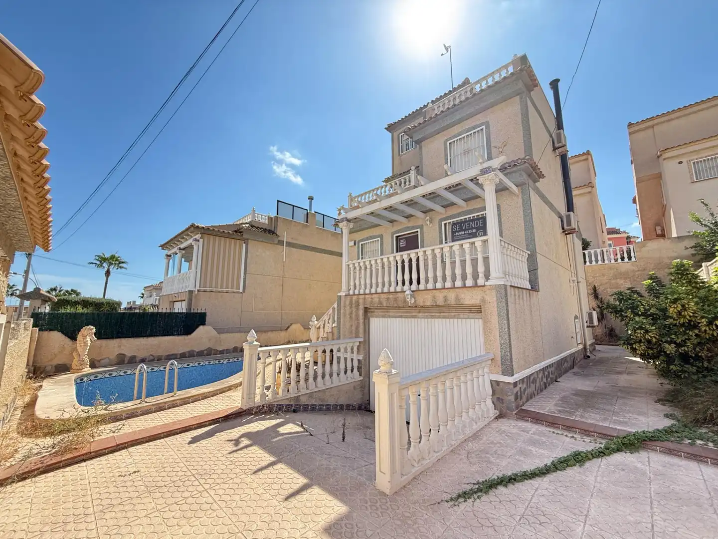 Vista exterior de Casa o xalet en venda en San Miguel de Salinas amb Jardí privat i Piscina comunitària