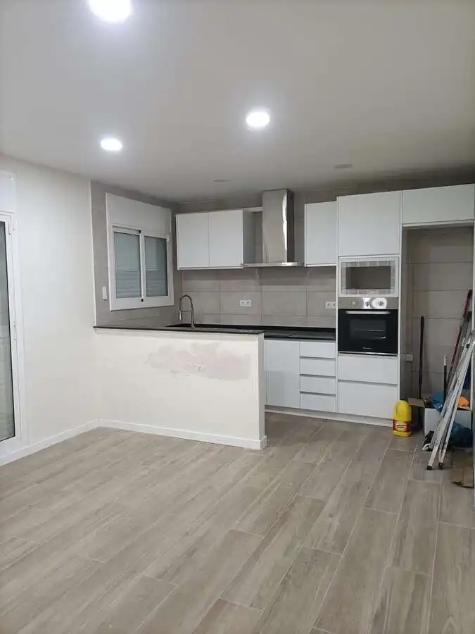 Cuina de Pis en venda en Cornellà de Llobregat amb Aire condicionat