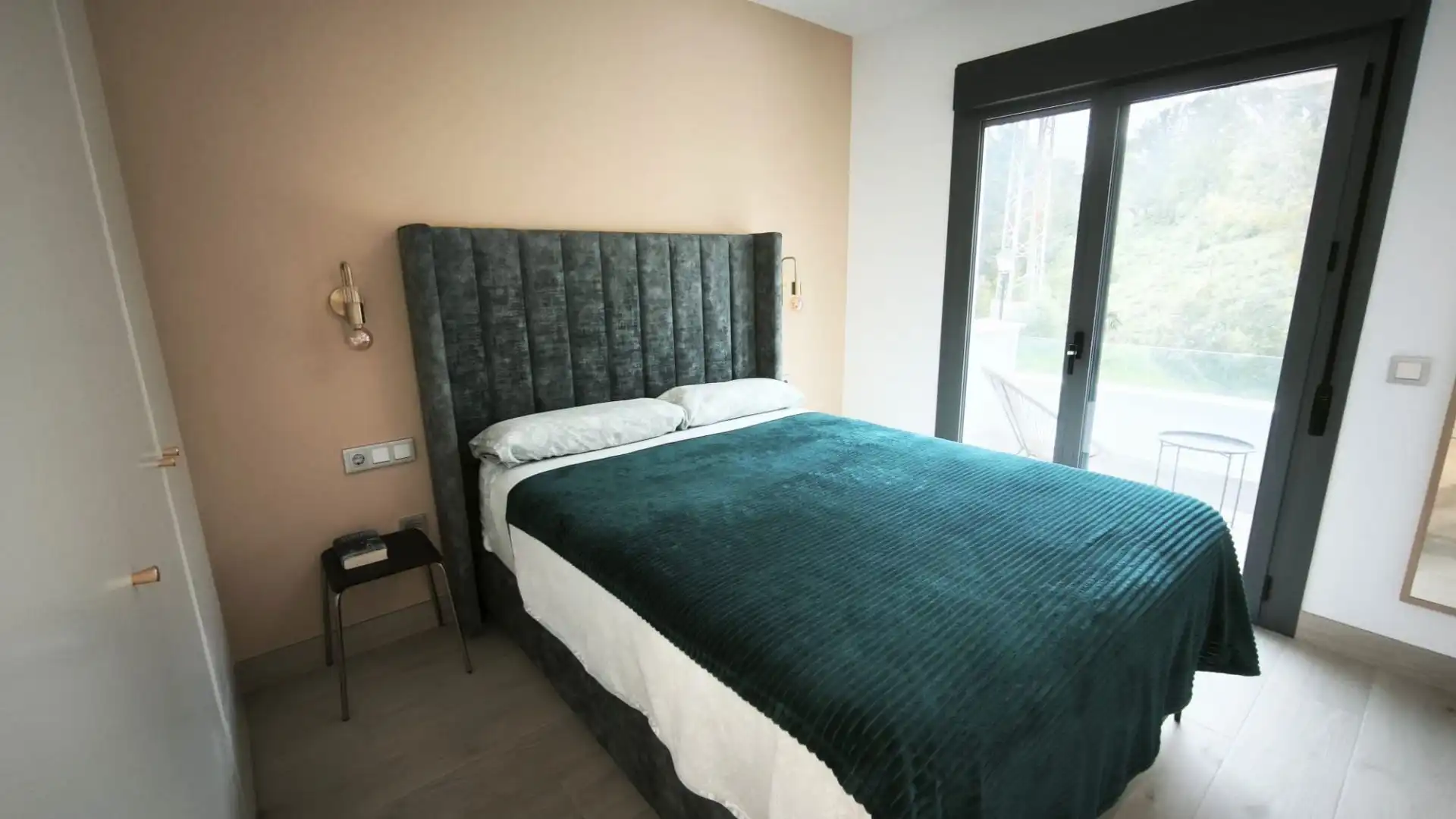 Dormitori de Casa adosada en venda en Vélez-Málaga amb Jardí privat, Terrassa i Traster