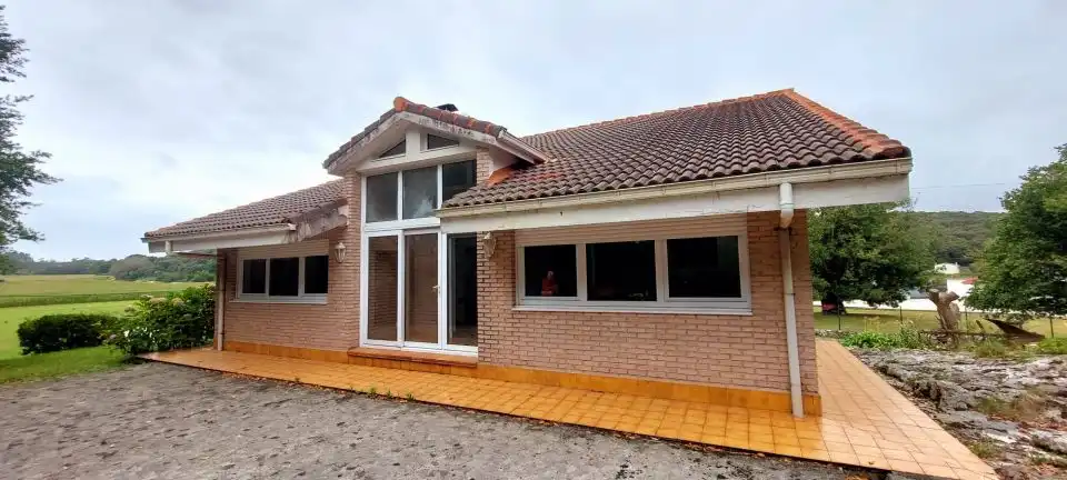 Außenansicht von Haus oder Chalet zum Verkauf in Camargo mit Heizung