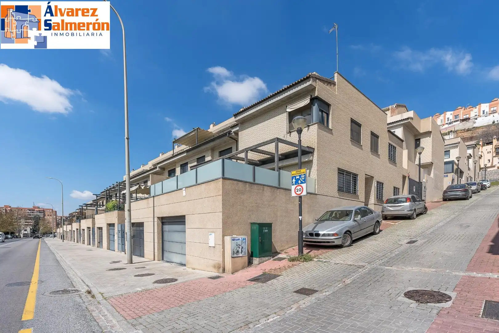 Außenansicht von Einfamilien-Reihenhaus zum Verkauf in Granada mit Privatgarten und Balkon