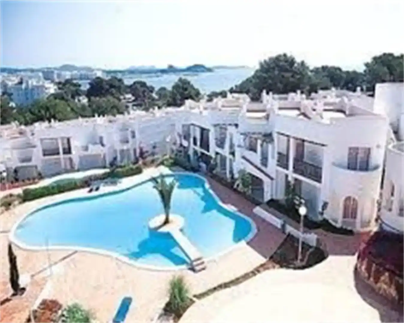 Vista exterior de Apartament en venda en Santa Eulària des Riu amb Aire condicionat, Piscina i Balcó