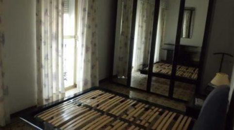Piso céntrico compuesto por 3 dormitorios, 1 baños, 1 patio, cocina, terraza amplia con doble guardilla. Piso muy iluminado. En la, imatge 2