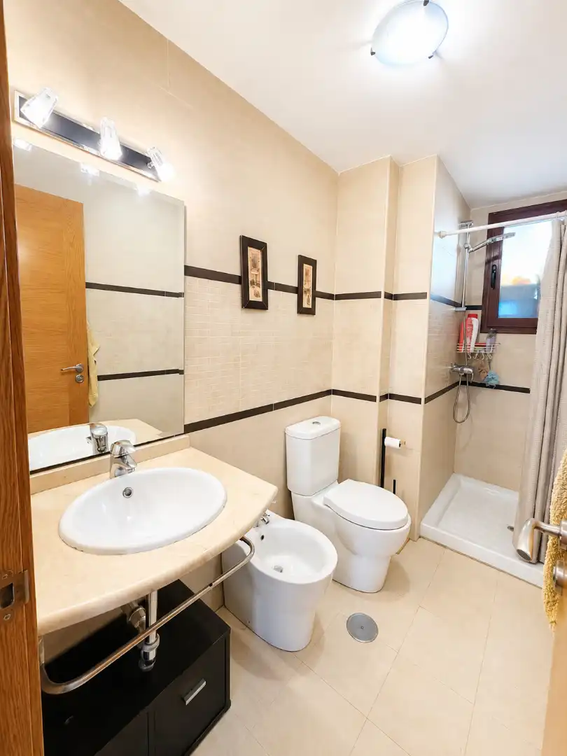 Bathroom of Flat for sale in Sevilla  with Air Conditioner and Community pool