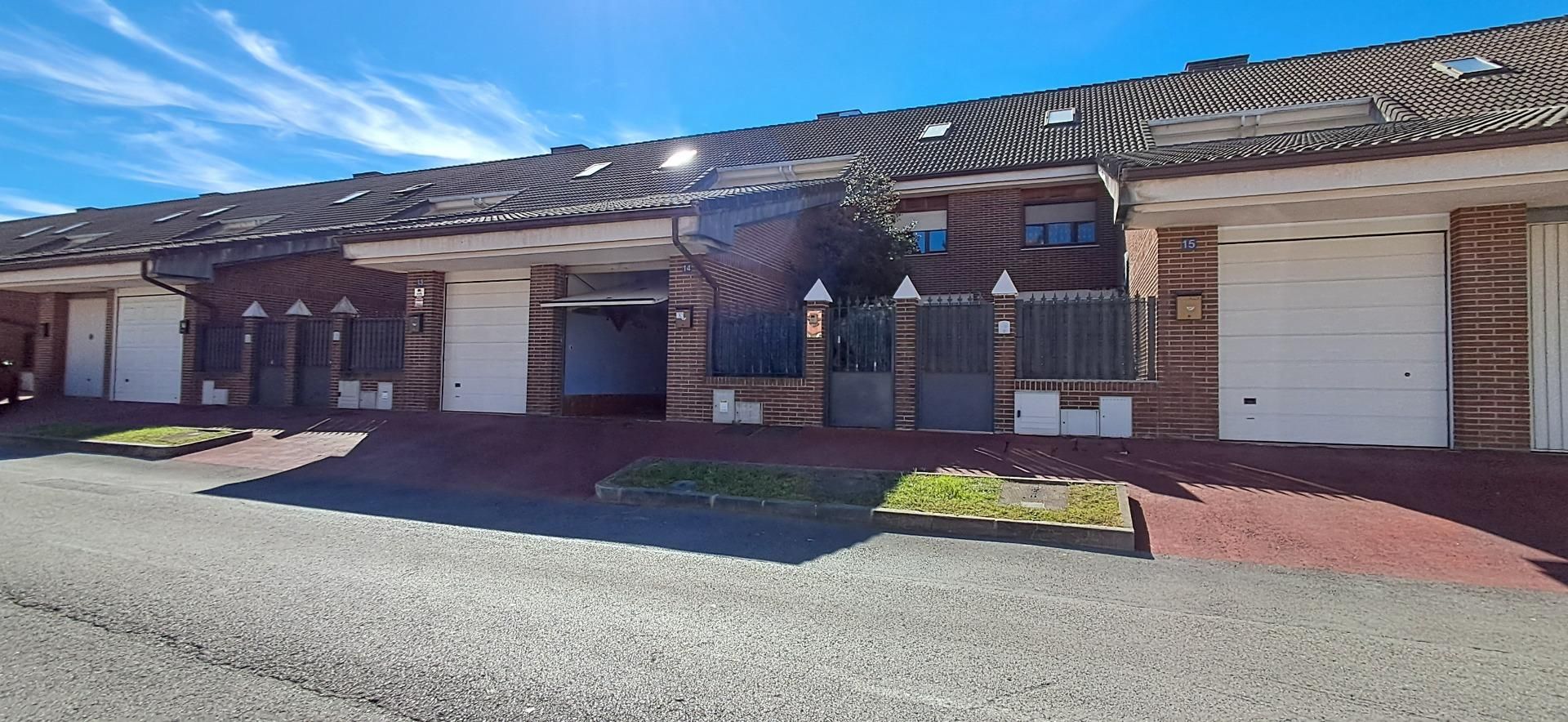 Vista exterior de Casa adosada en venda en El Astillero  