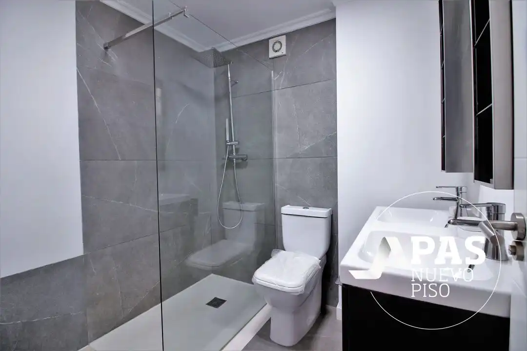 Baño de Piso en venta en Santander con Aire acondicionado, Calefacción y Jardín privado