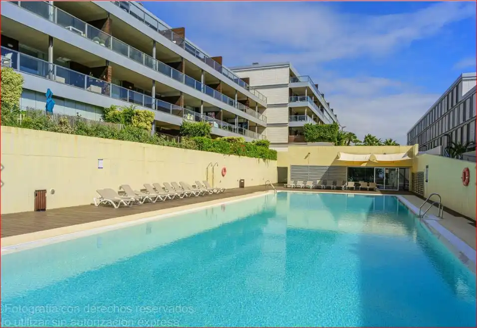 Schwimmbecken von Wohnung zum Verkauf in Manilva mit Klimaanlage, Heizung und Privatgarten