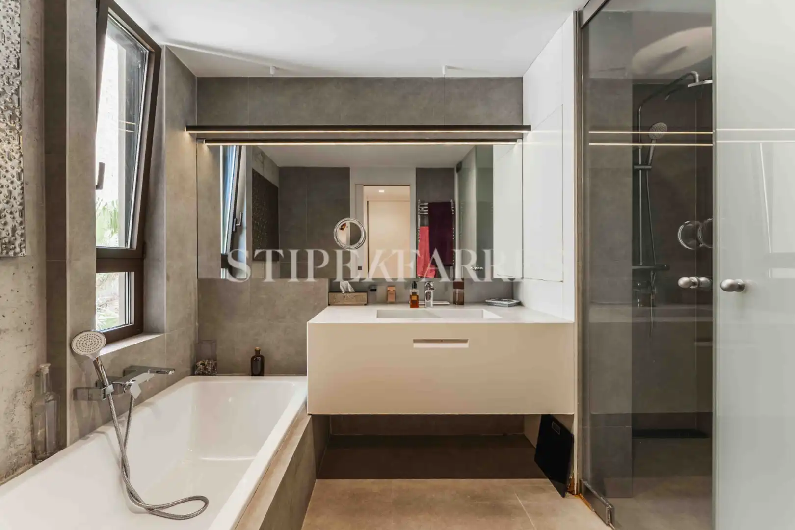 Baño de Casa adosada en venta en Barcelona con Aire acondicionado, Calefacción y Jardín privado