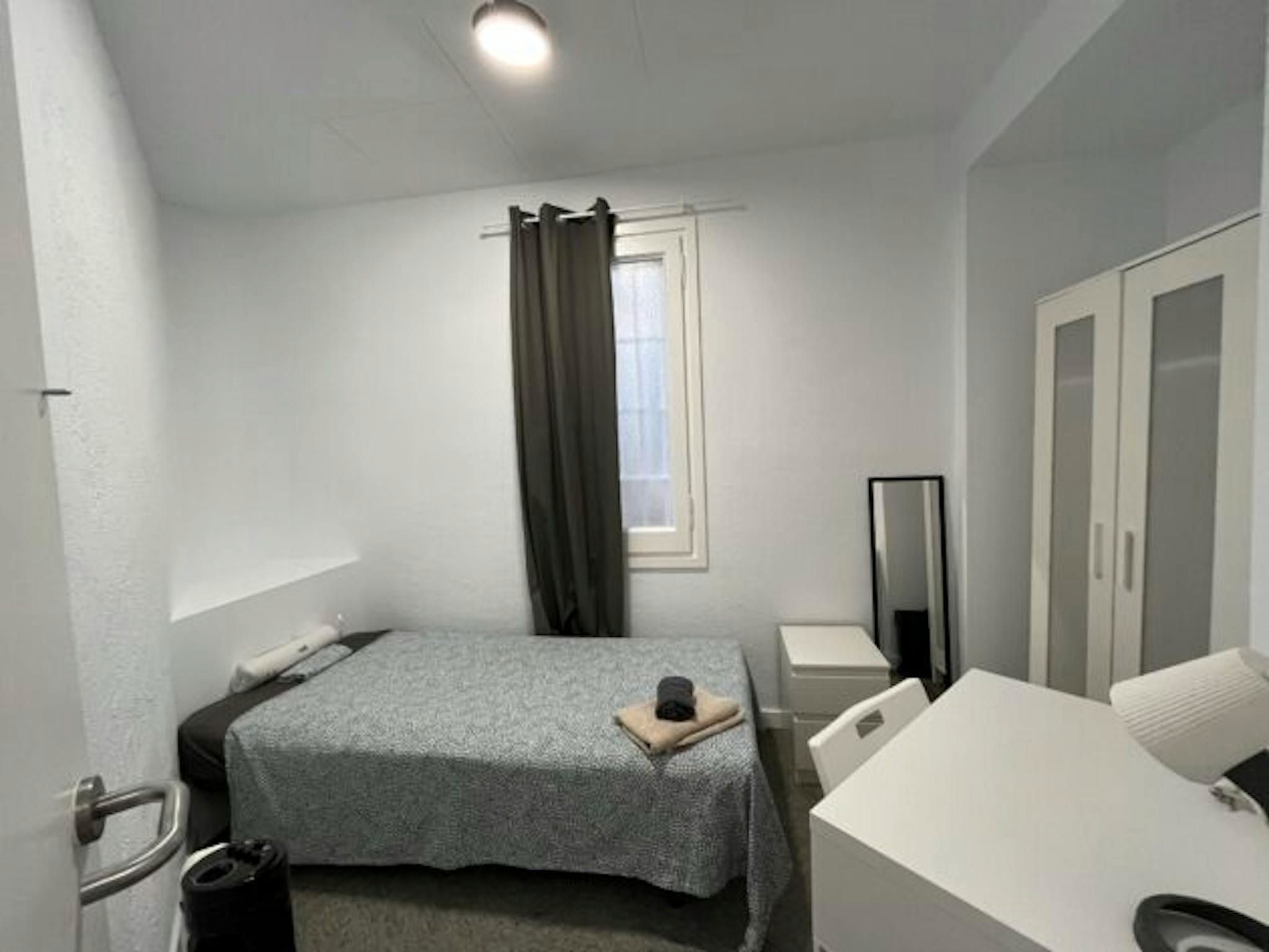 Bedroom of Flat to share in  Barcelona Capital  with Heating and Washing machine