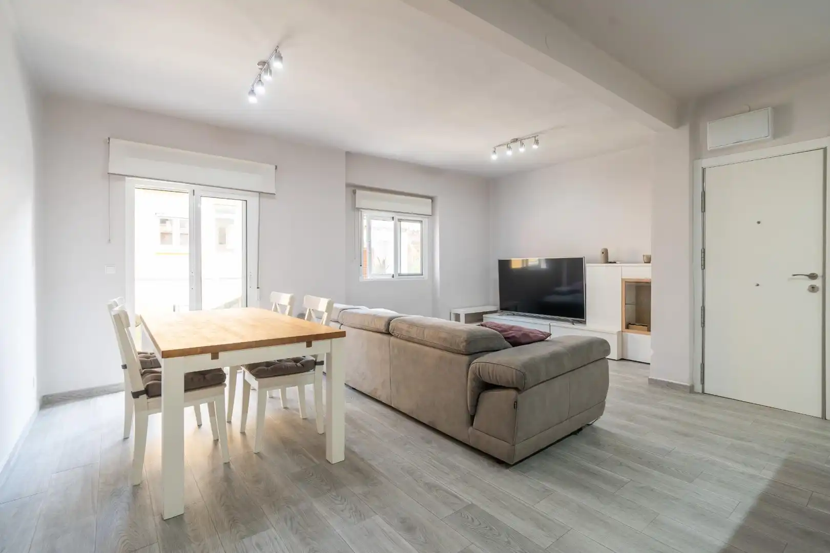 Living room of Flat for sale in Silla  with Air Conditioner and Balcony
