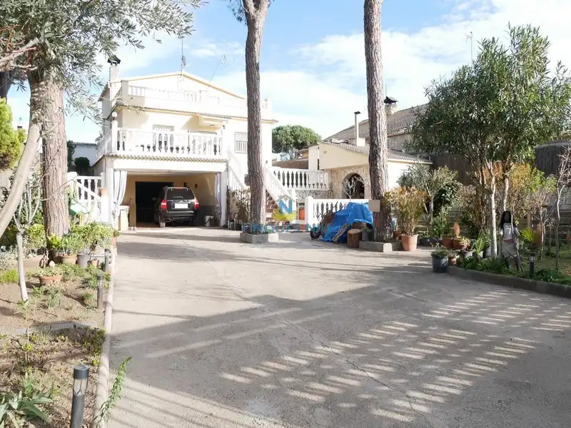 Xalet amb jardí en venda a Carrer Venus 60, imagen 2