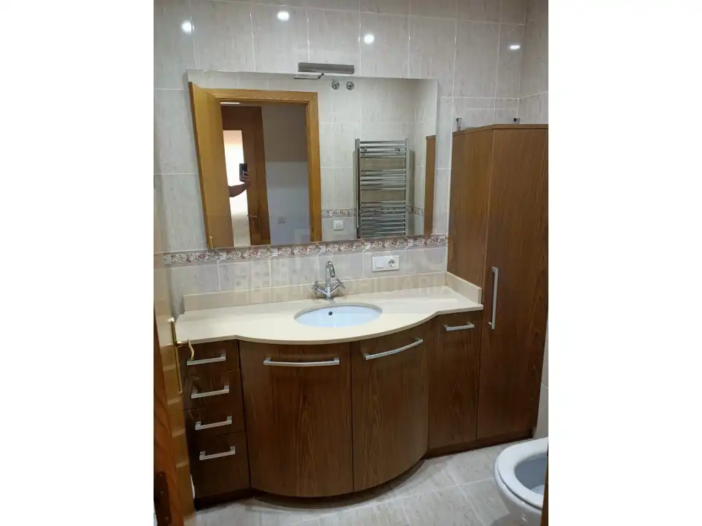 Badezimmer von Wohnungen zum Verkauf in  Logroño