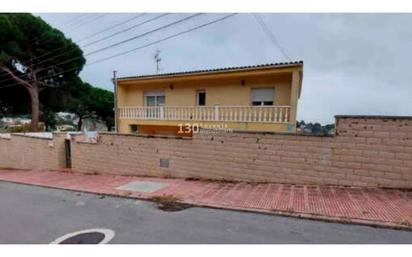 Vista exterior de Casa o xalet en venda en Riells i Viabrea amb Jardí privat, Terrassa i Piscina