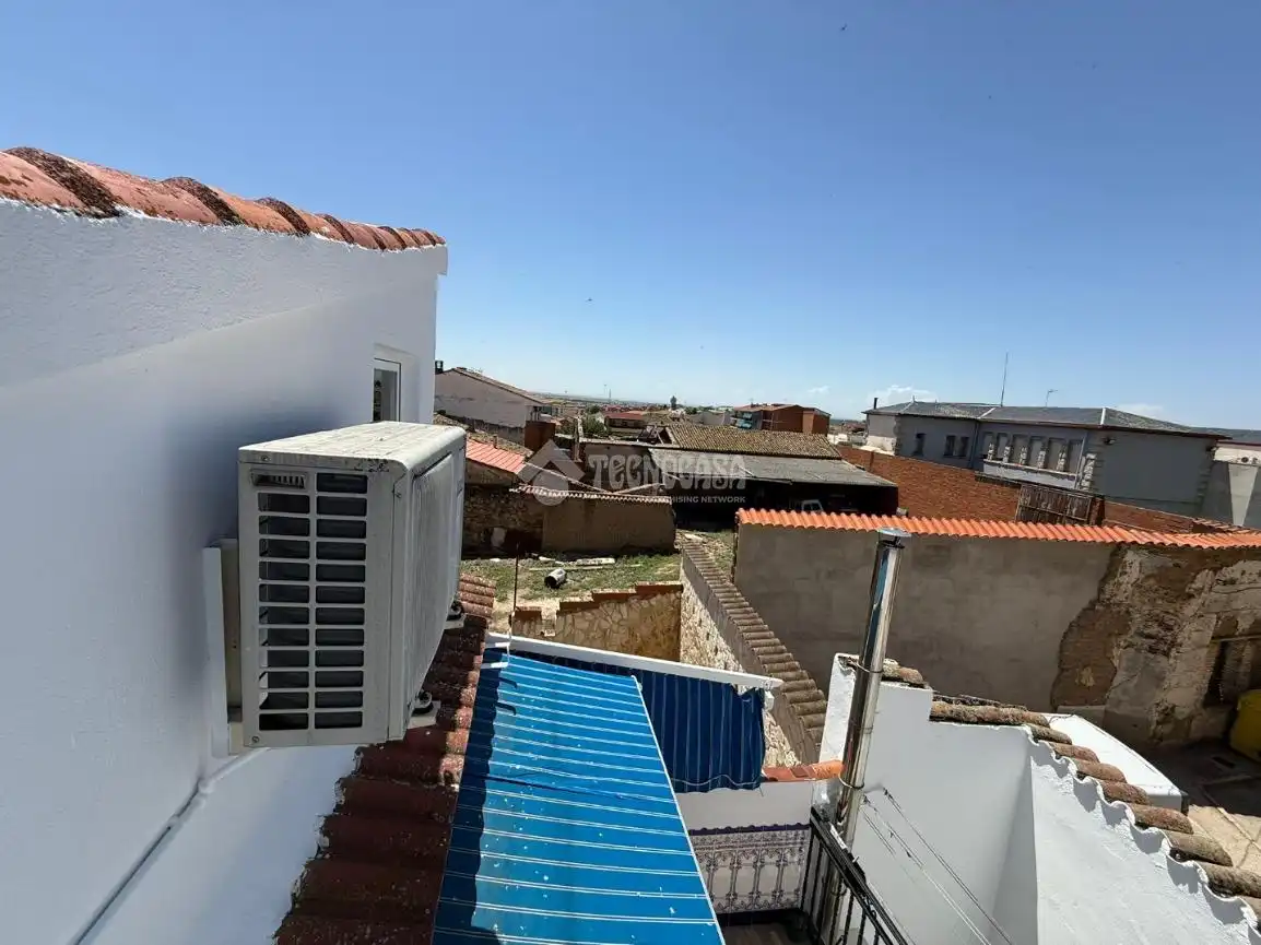 Vista exterior de Casa adosada en venda en Almorox amb Calefacció i Moblat