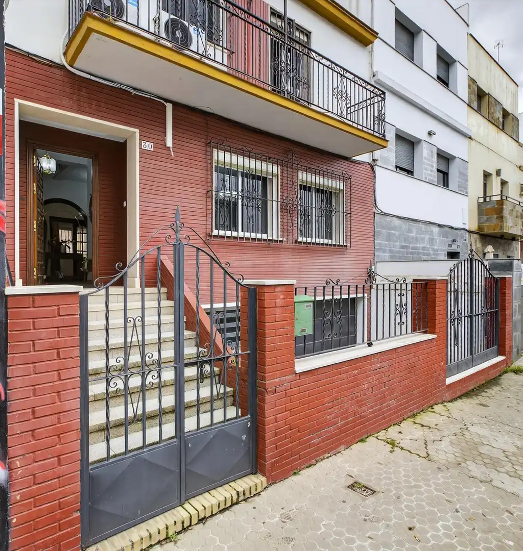 Exterior view of Houses for sale in Sevilla  with Air Conditioner, Terrace and Balcony