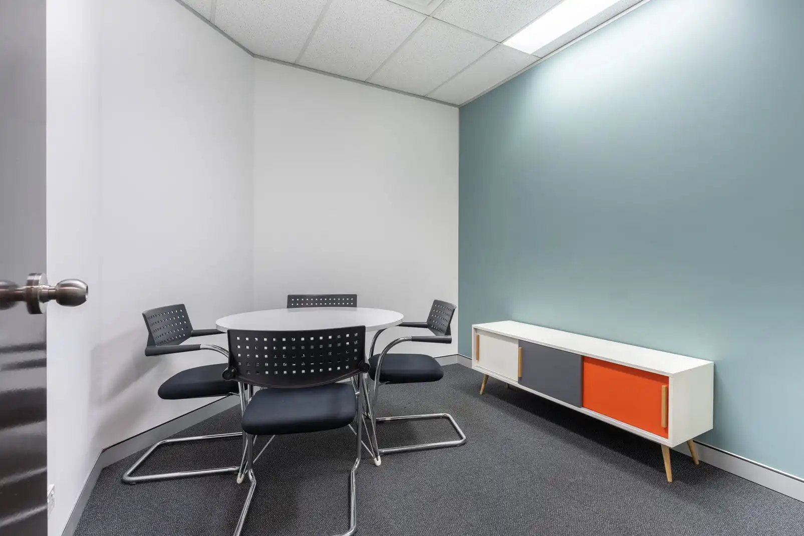 Büro zur Miete in Sevilla mit Klimaanlage, Heizung und Möbliert