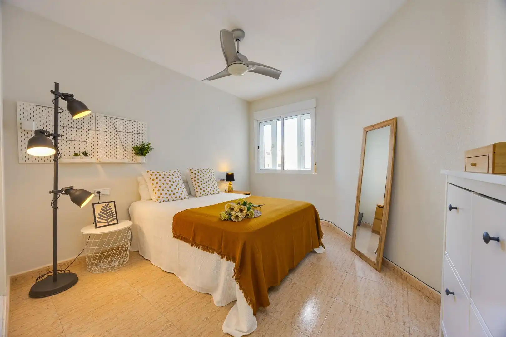 Dormitori de Apartament en venda en Torrevieja amb Aire condicionat, Terrassa i Moblat
