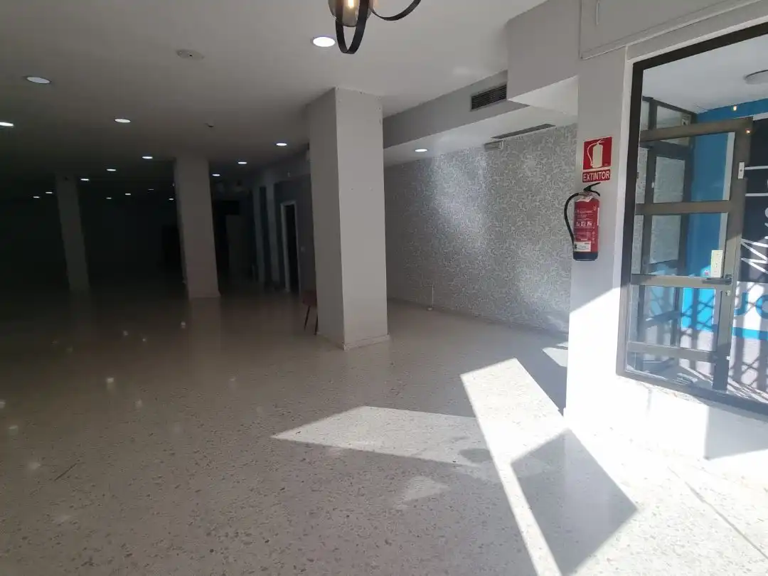 Local comercial en venta en Calle de los Marismeños 8, imagen 2