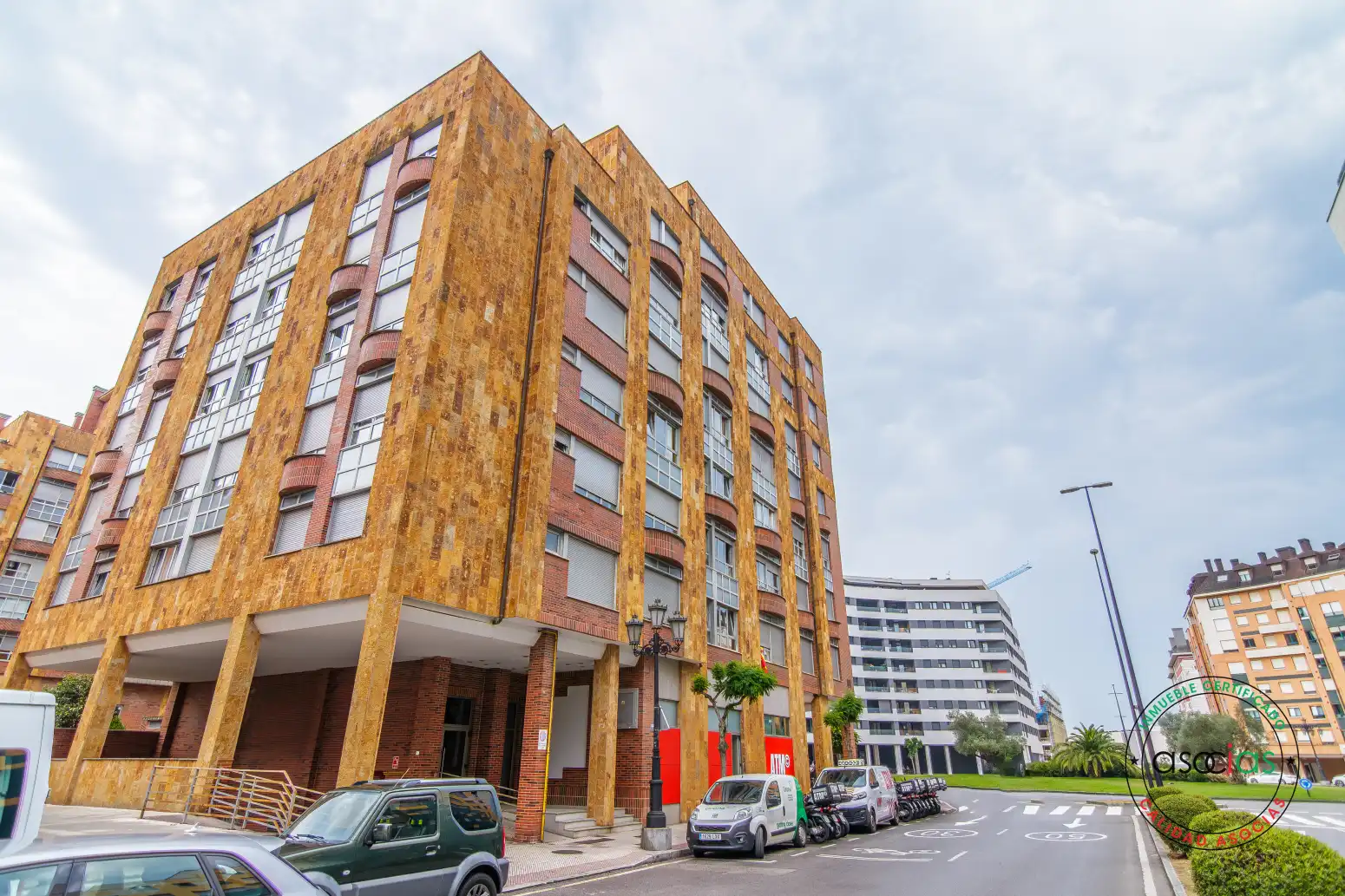 Vista exterior de Àtic en venda en Oviedo  amb Calefacció, Jardí privat i Parquet