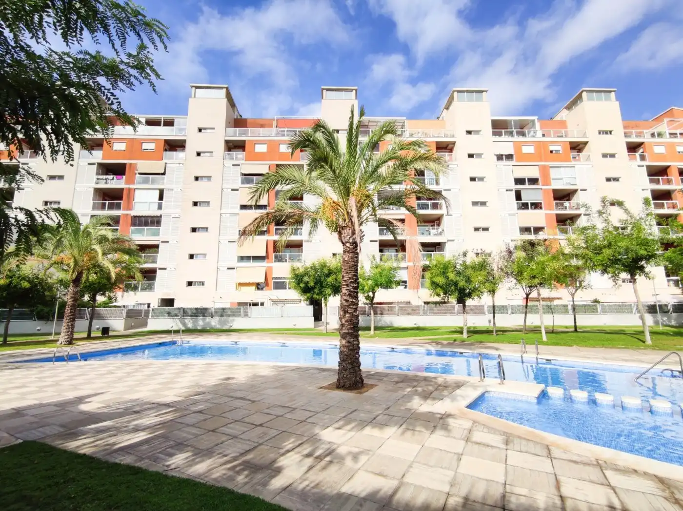 Vista exterior de Pis de lloguer en Paterna amb Terrassa i Piscina comunitària
